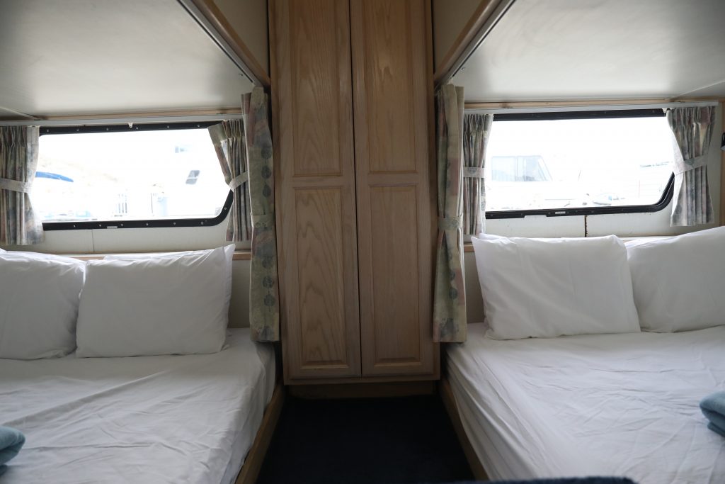 houseboat bedrooms with two beds